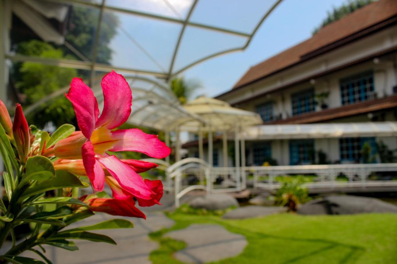 Hotel Merdeka Kediri Kediri  Exterior foto